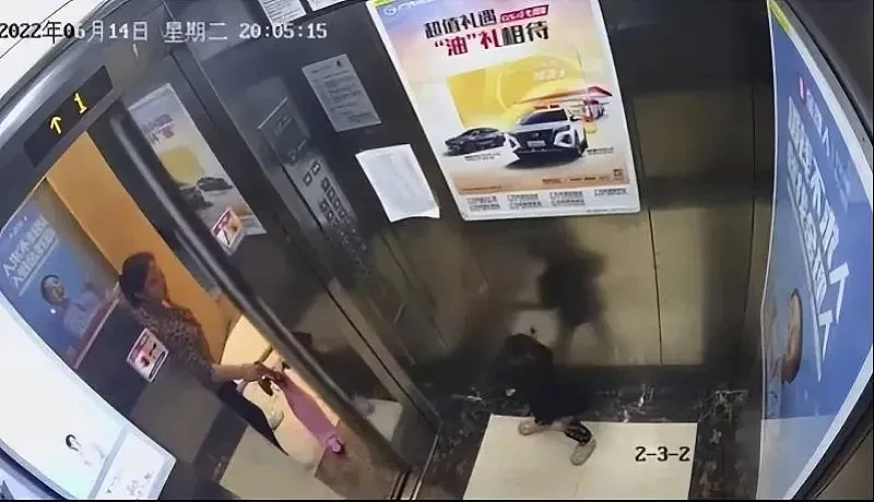2岁女童坠亡案更多细节披露：窗台高度不到半米 电梯门仅开6秒