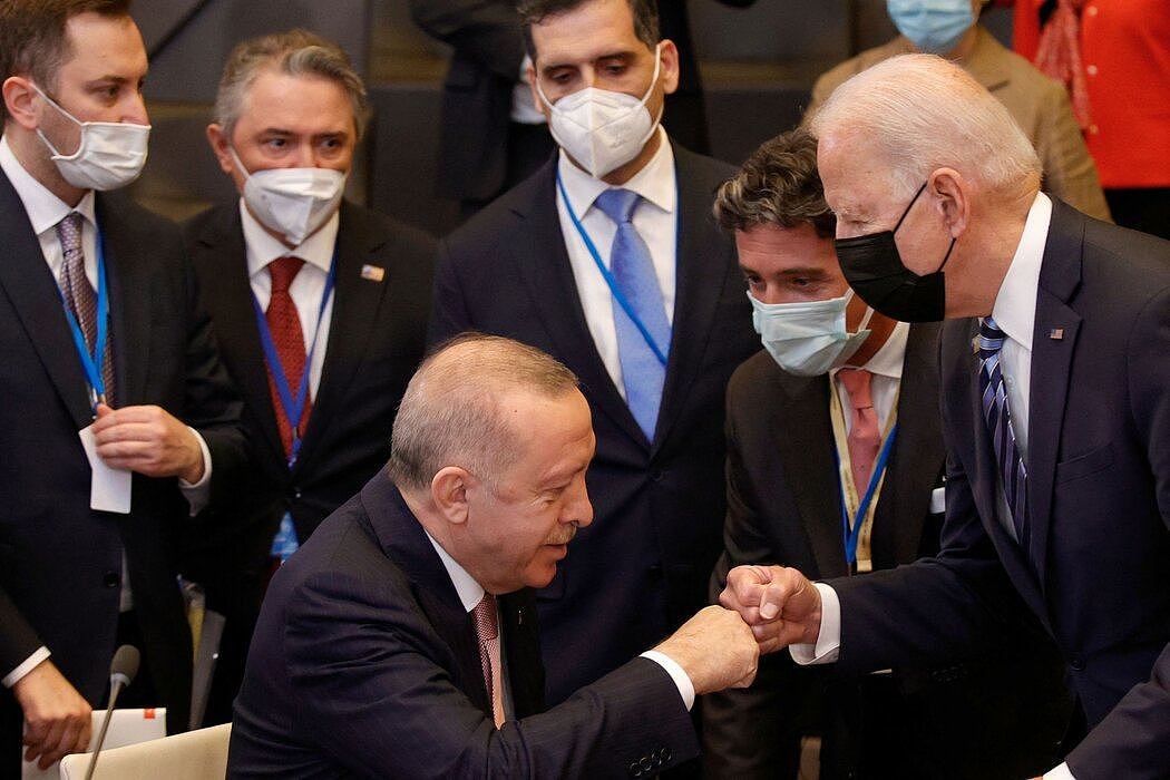 土耳其總統雷傑普·塔伊普·埃爾多安（中）與拜登總統在去年的北約峰會上。在馬德里，兩人可能會討論瑞典和芬蘭加入北約的努力。