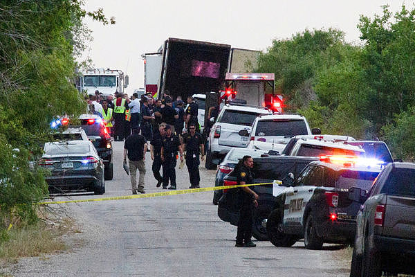 ▲德州圣安东尼奥（San Antonio）一辆货柜车惊见大量遗体，据报46人死亡。 （图／路透）