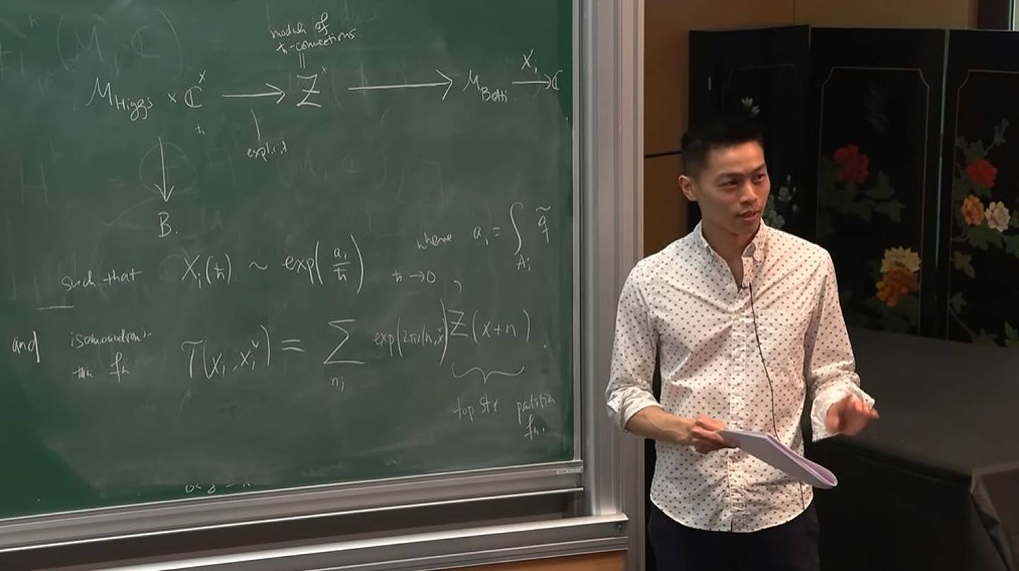今年4月，IHES曾于网上发表一条短片，片中林约希于IHES一个课室中讲解数学理论。 （IHES YouTube）