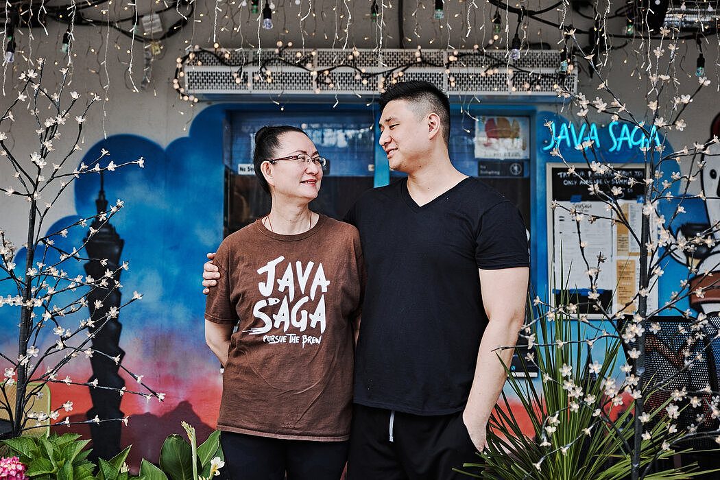 孙先生和他母亲艾米·李在Java Saga餐馆外。孙先生上中学时，曾帮助母亲为亚特兰大的春节晚会做过大批量的台湾盐酥鸡。