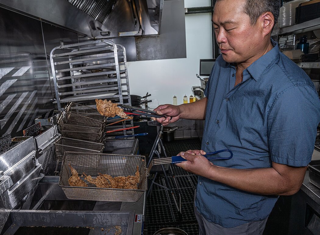 洛杉矶Little Fatty餐馆的厨师和老板戴维·郭在做他的带骨盐酥鹌鹑。