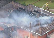 布里斯班北部民宅清晨突发大火，屋顶烧出个大窟窿！两人受伤送医（组图）