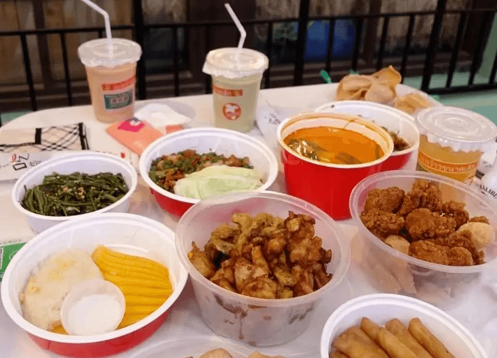 没人能拦住想堂食的上海人：站着吃、走着吃，电话亭里摆餐桌（组图） - 1