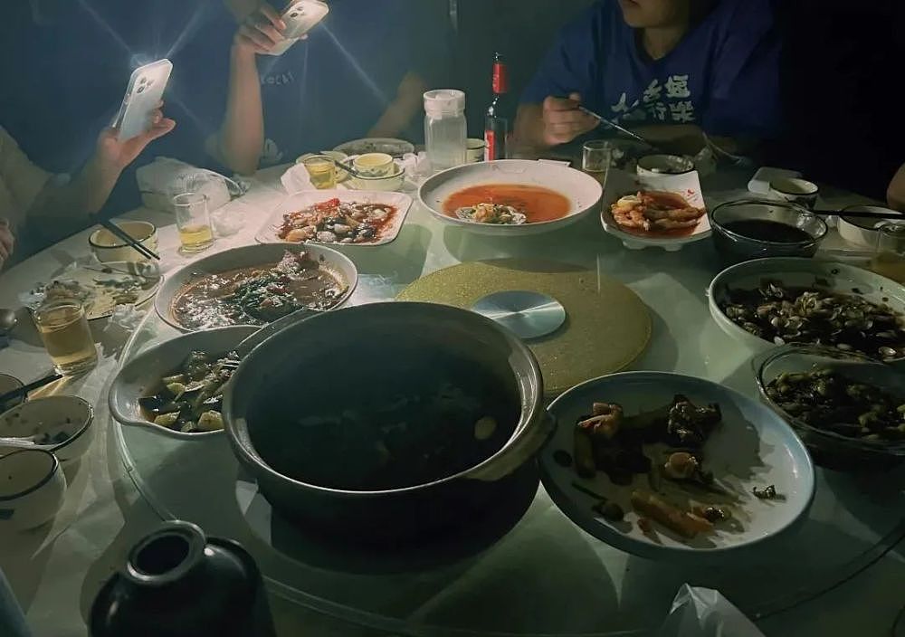 没人能拦住想堂食的上海人：站着吃、走着吃，电话亭里摆餐桌（组图） - 2