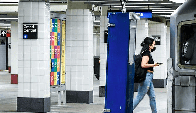 20岁亚裔女子坠落曼哈顿中城7号线铁轨，遭列车撞击身亡 。(取自MTA)