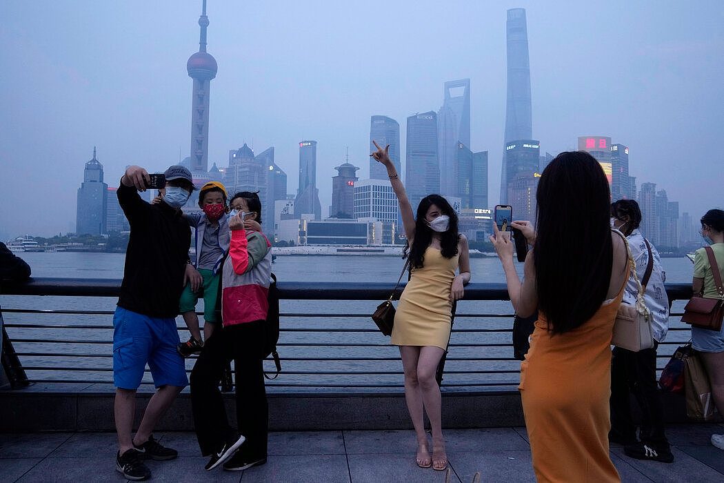 两个月的封控结束后，居民们在上海外滩拍照，摄于今年6月。