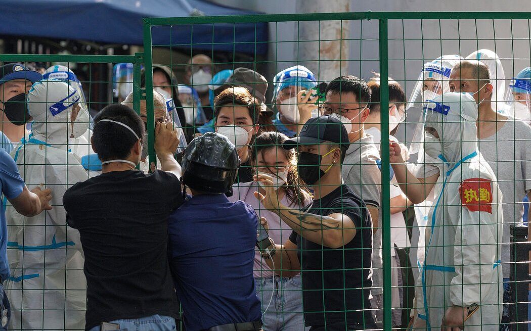 在本月的一次抗议中，人们试图突破一道隔离栏。