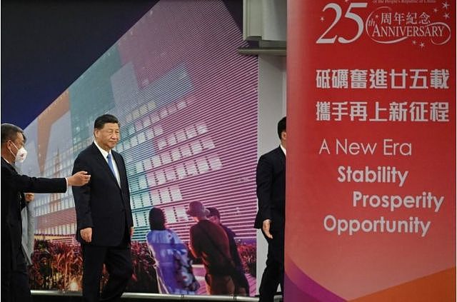中国国家主席习近平周四（6月30日）抵达香港，准备出席纪念香港主权移交25周年的活动。