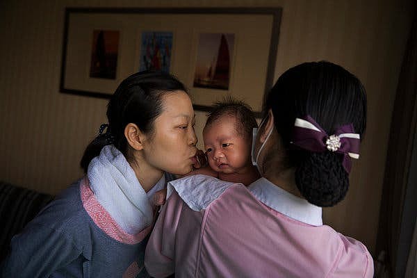2015年，北京的一处母婴护理中心。中国现已放开三孩政策。
