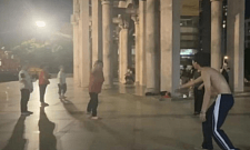 与广场舞大妈隔空斗法， 广东滑板少年用网红奇招完胜（视频/图）