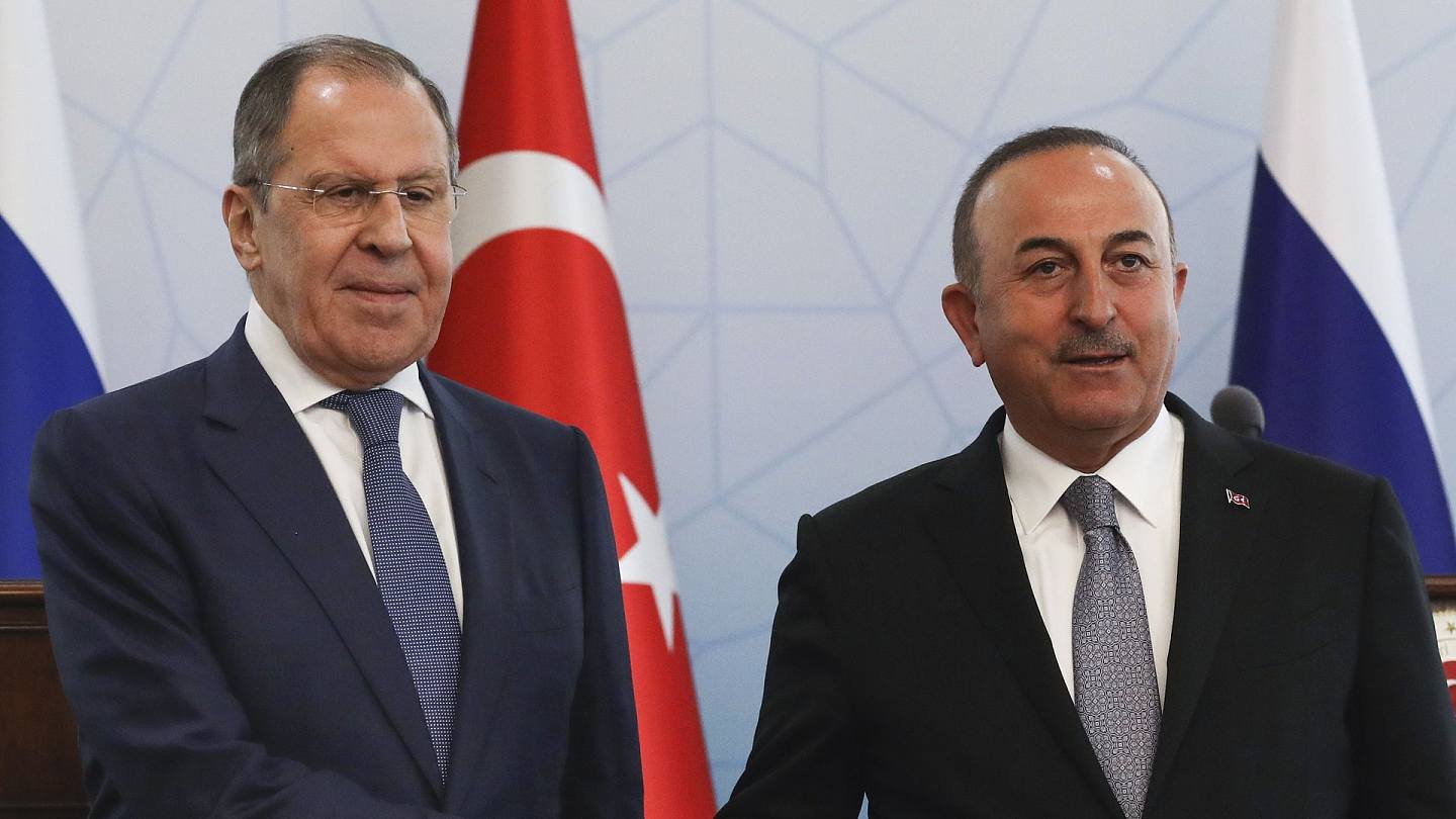 2022年6月8日，俄羅斯外長拉夫羅夫（左）與土耳其外長恰武什奧盧（右）在土耳其安卡拉出席聯合記者會。（AP）