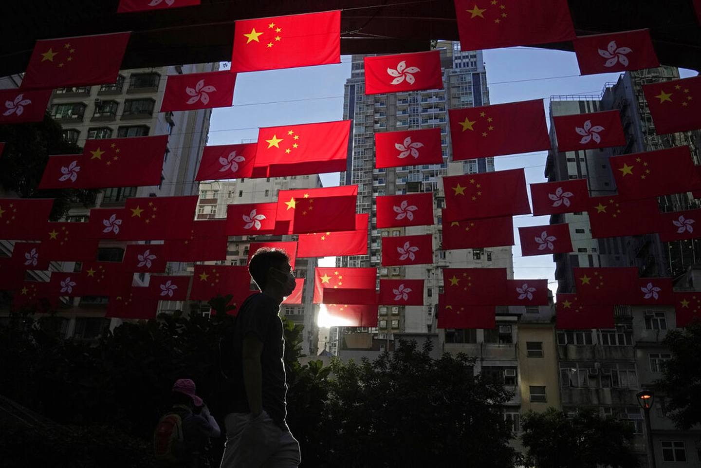 图为6月28日，香港一个街道上，挂着中国国旗与香港区旗。 （AP）