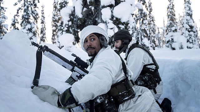 两名瑞典士兵参加冬季练兵