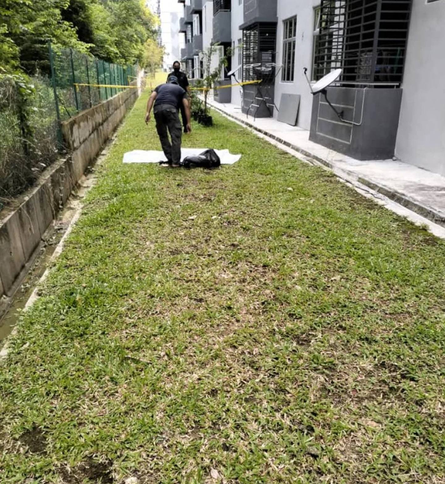 警方调查后表示，案发现场的地上和死者脸部皆有血迹，相信是堕下时跌撞在地的致命，（网上图片）