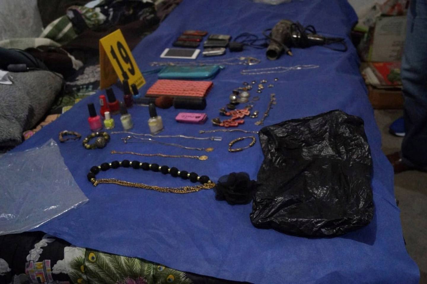 門多薩去年被捕後，警方在他家中搜出許多女性物品，包括首飾、化妝品，相信屬於多名受害人。（「FiscalEdomex」Twitter圖片）