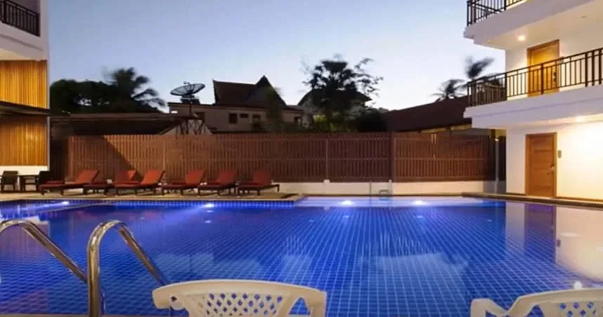普吉岛帕利帕斯芭东度假酒店6楼游泳池发生游客坠楼意外。 （图／翻摄自Recommended Hotels Youtube频道