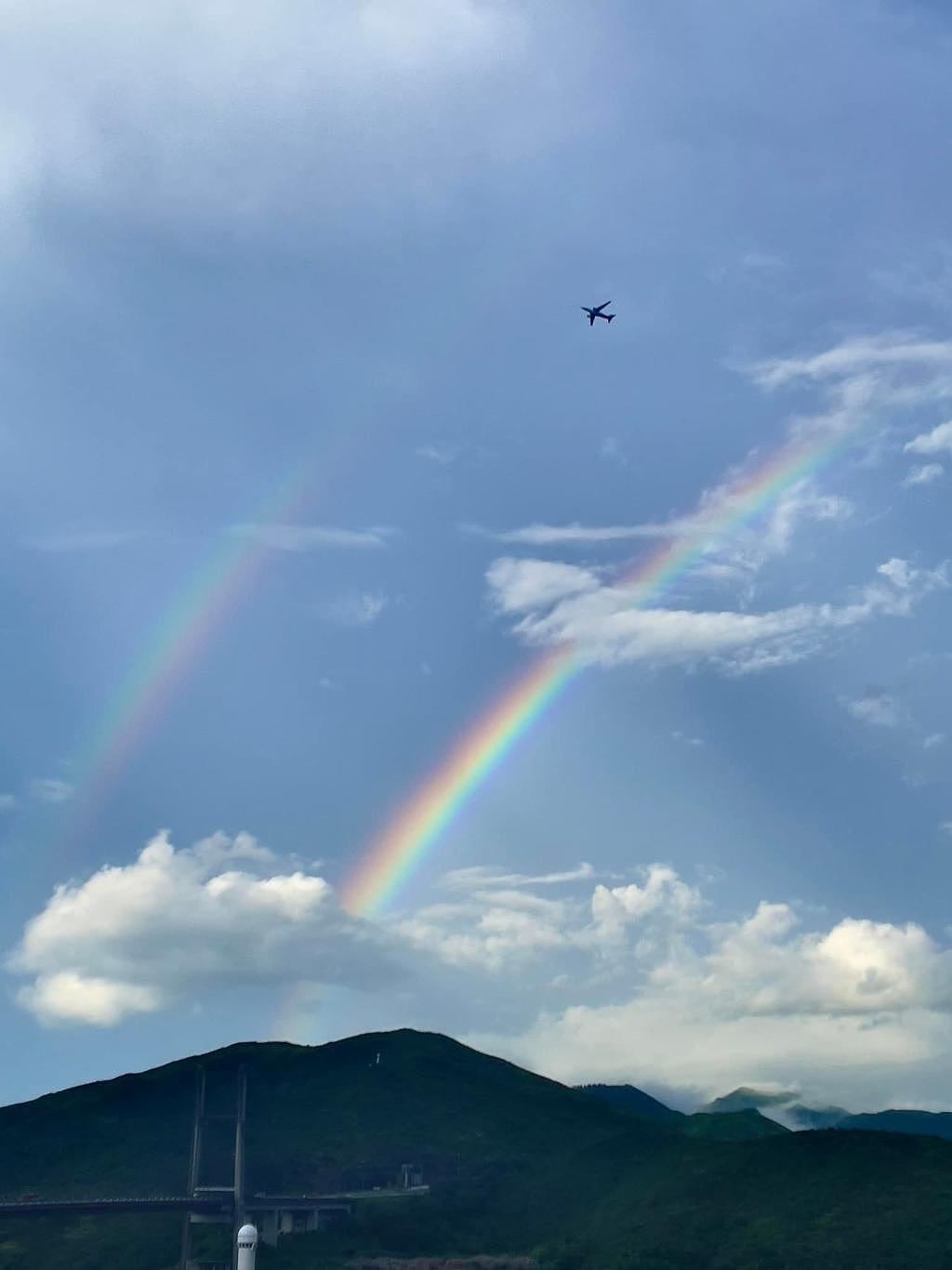 本港多处今早出现双彩虹美景。 fb「社区天气观测计划CWOS」Bonnie Yeung图片