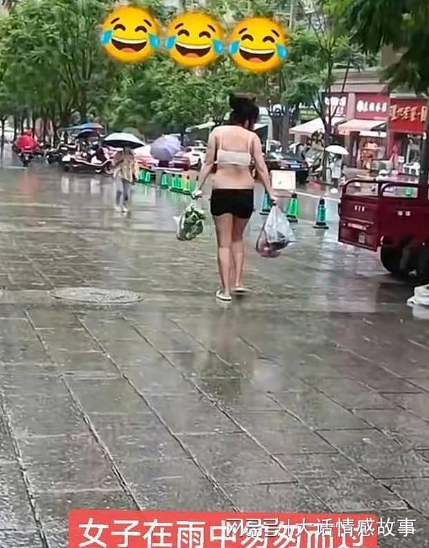 太尴尬！重庆女子睡意朦胧出门买菜忘穿衣服，被围观后披散头发遮住面部，这下可糗大了（视频/组图） - 1