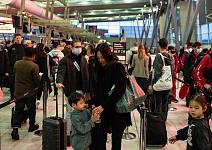 悉尼机场又双叒叕被“挤爆”！旅客排起长龙，部分航班可能延误（图）