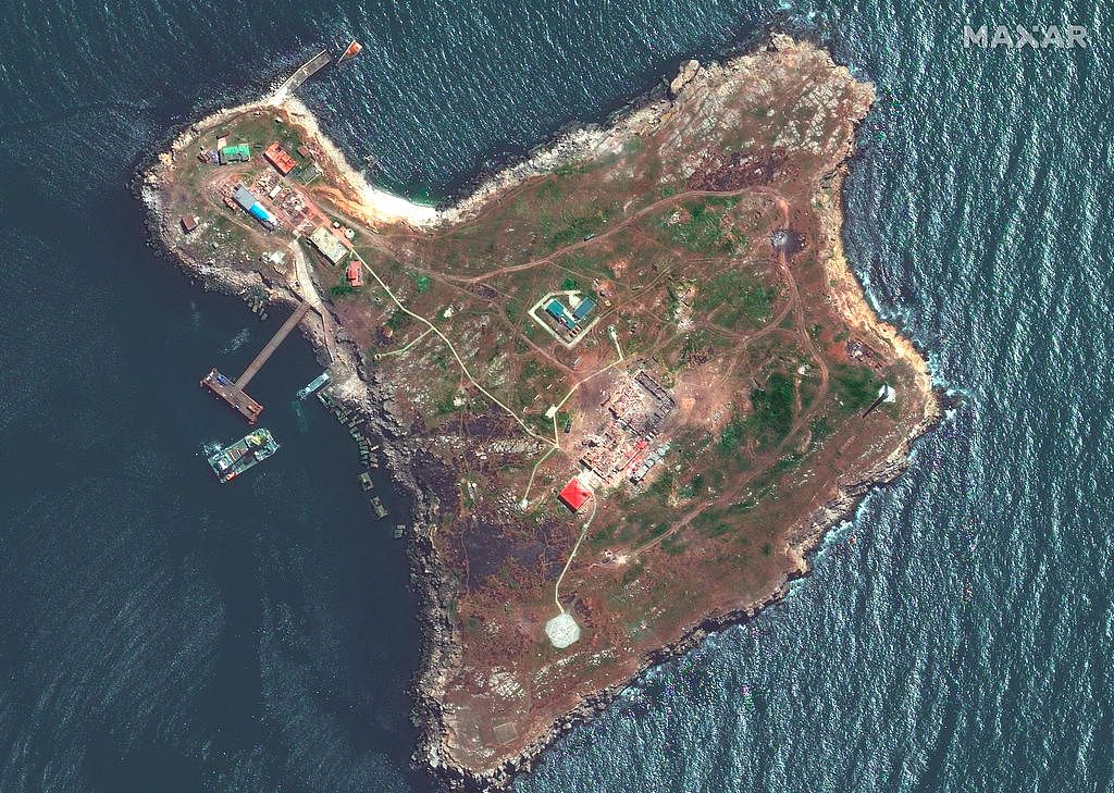 蛇岛是黑海上的重要战略岛屿。 图为5月12日的卫星照。 美联社/MAXAR
