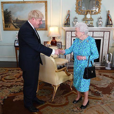 新西兰总理见英国首相，努力挣脱大力握手，奶白裙撞衫凯特王妃（组图） - 4