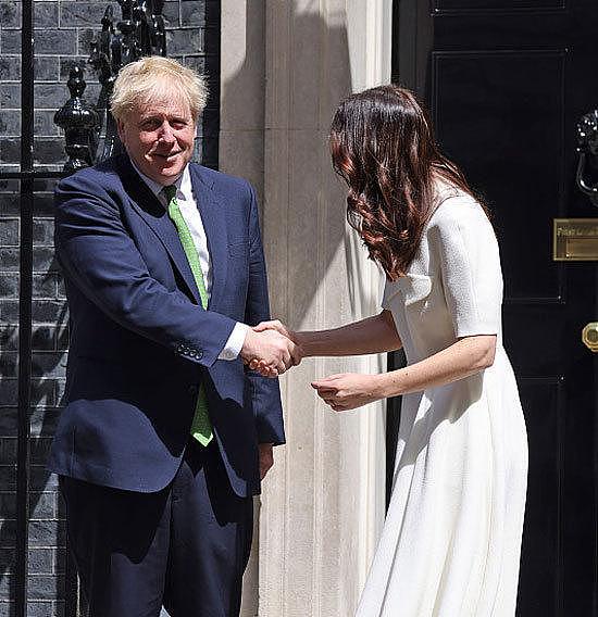 新西兰总理见英国首相，努力挣脱大力握手，奶白裙撞衫凯特王妃（组图） - 3