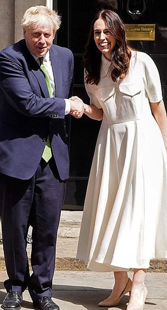 新西兰总理见英国首相，努力挣脱大力握手，奶白裙撞衫凯特王妃（组图） - 2