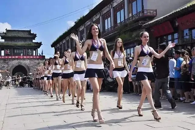 中国最懂女人的神秘县城：靠性感泳装，暴赚150亿！（组图） - 11