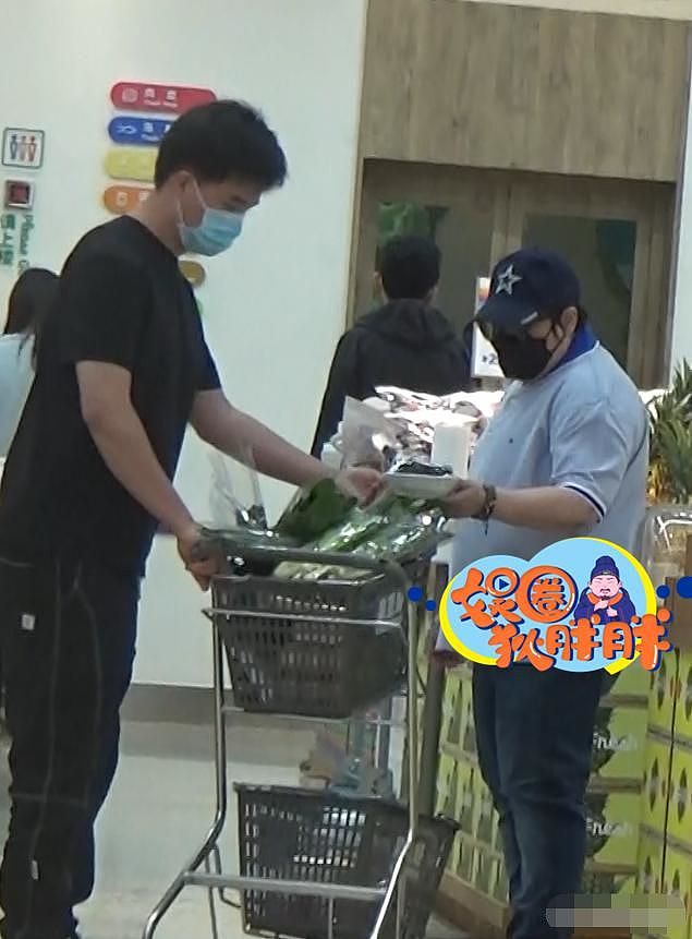 恋爱了？韩红与男子现身超市买菜，两人有商有量像极了老夫老妻（组图） - 2