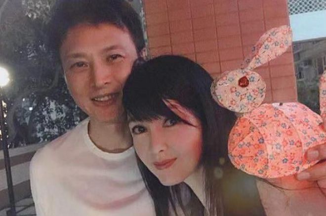 周慧敏罕晒老公，58岁倪震打扮年轻似小伙，结婚13年无子女仍恩爱（组图） - 10