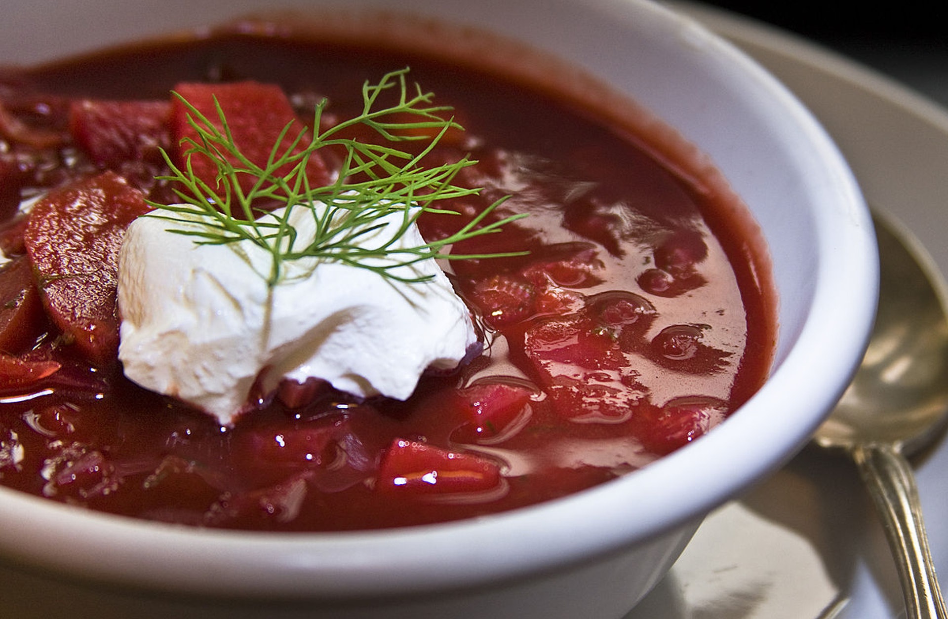 图为一碗红色的罗宋汤。 罗宋汤在多个国家都是美食。 （Ｗikipedia）