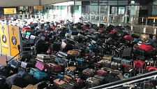 欧美航班大乱，美人手短缺取消逾600班机，英机场行李堆像灾难片（组图）