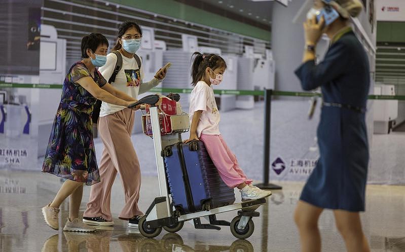 中国放宽国际旅客的入境检疫，图为在上海虹桥国际机场的大厅内的旅客。 (欧新社)