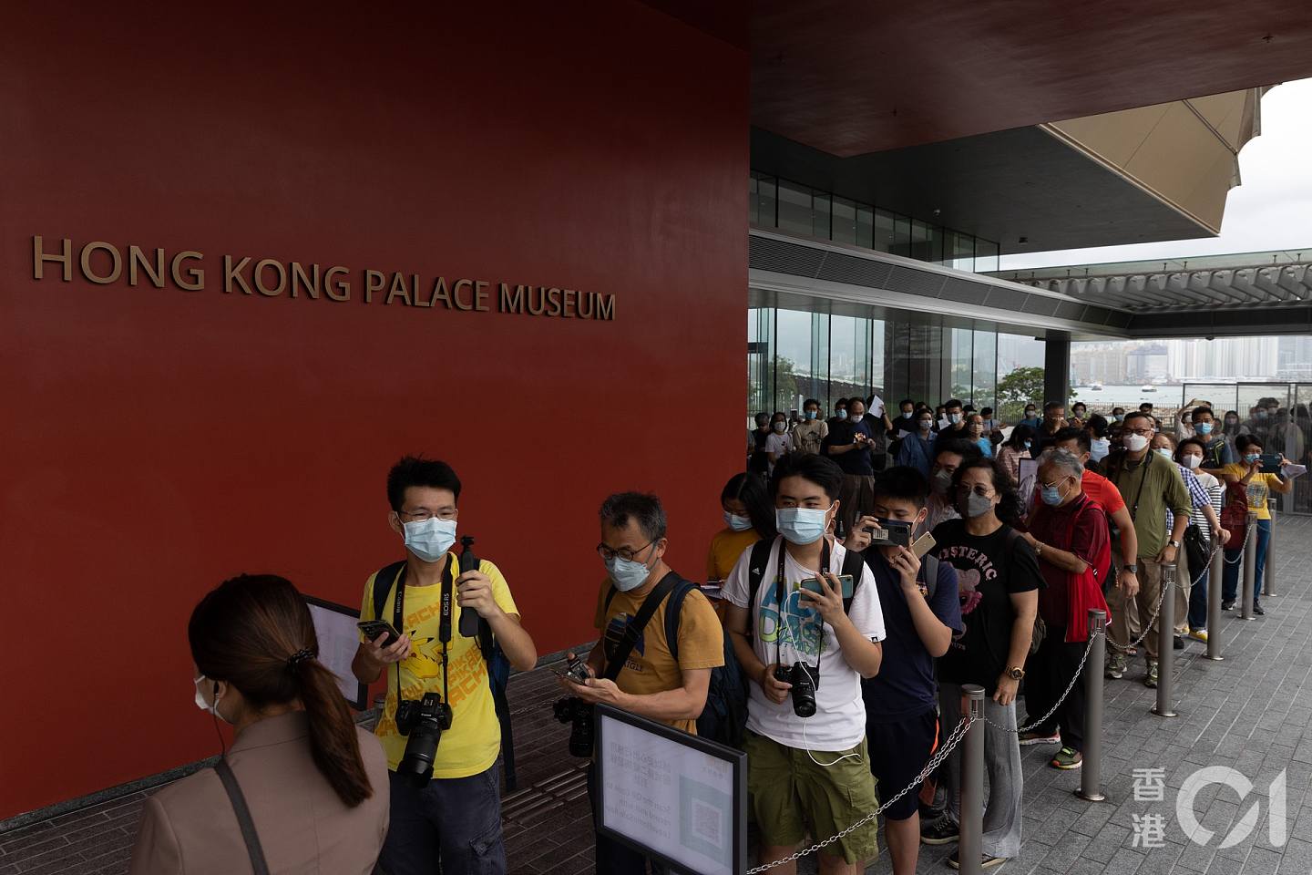 香港故宮文化博物館順延一天至今（3日）對外開放，近百名市民於未開館前已提早到場排隊，冀及早進場先睹為快。（廖雁雄攝）