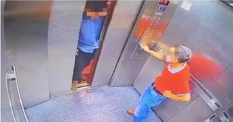 洪姓老翁搭电梯，不慎夹到一名25岁男子，遭到对方上前理论。 （图／翻摄自记者爆料网）