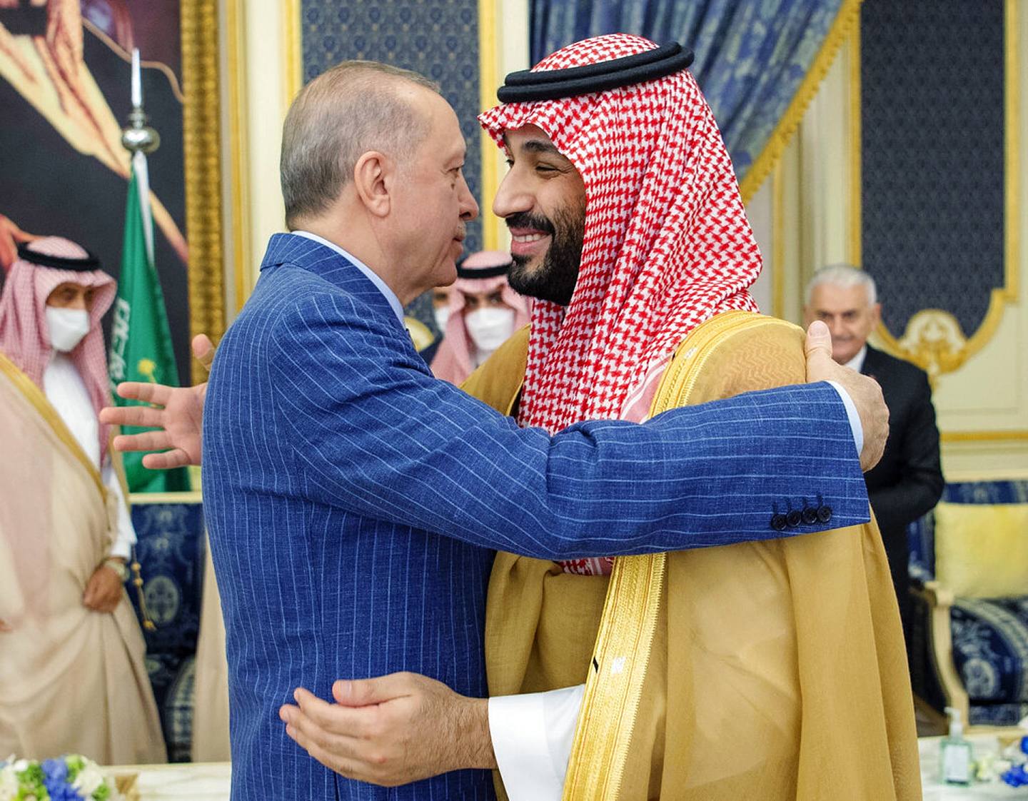 2022年4月28日沙特阿拉伯王室發布的照片，顯示土耳其總理埃爾多安（左）與沙特王儲穆罕默德在沙特城市吉達（Jeddah）當天會面時擁抱。這一個擁抱象徵着兩國修復關係的開端。（AP）