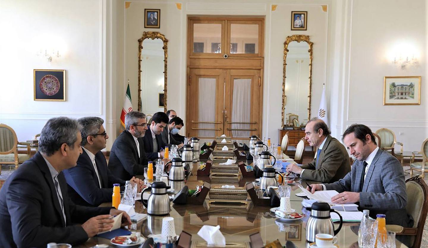 2022年3月27日，歐盟外交官莫拉（右二）在伊朗德黑蘭與包括伊朗首席核談判代表卡尼 （左三）在內的代表會面。（AP）