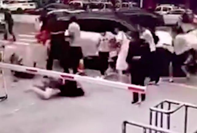 现场曝光！河南漯河一医院门口汽车撞向人群，致多人倒地，警方回应：正在调查处理（视频/组图） - 1