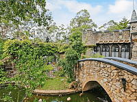 外形酷似中世纪城堡！西悉尼一栋有“护城河”的房产现已挂牌，连厕所都设计成了王座！
