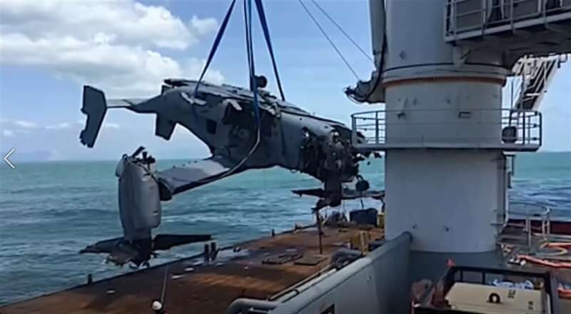 美军鱼鹰澳洲坠毁视频曝光，螺旋桨差点削到地勤人员（视频/图） - 2