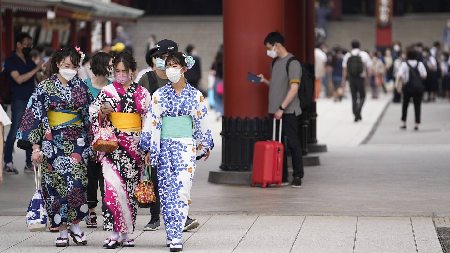 日本新冠肺炎疫情：圖為2022年6月22日，民眾到訪日本東京的淺草寺。（AP）