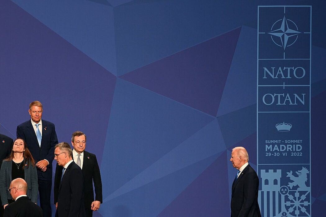 拜登总统上周三在北约马德里峰会后与北约领导人合影。