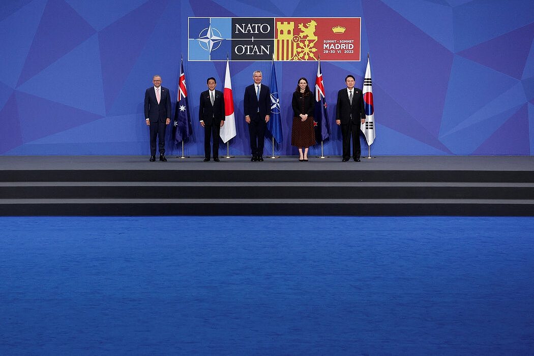 澳大利亚、日本、新西兰和韩国的领导人在北约马德里峰会上与北约秘书长在一起。这四个亚太国的领导人首次出席北约峰会。