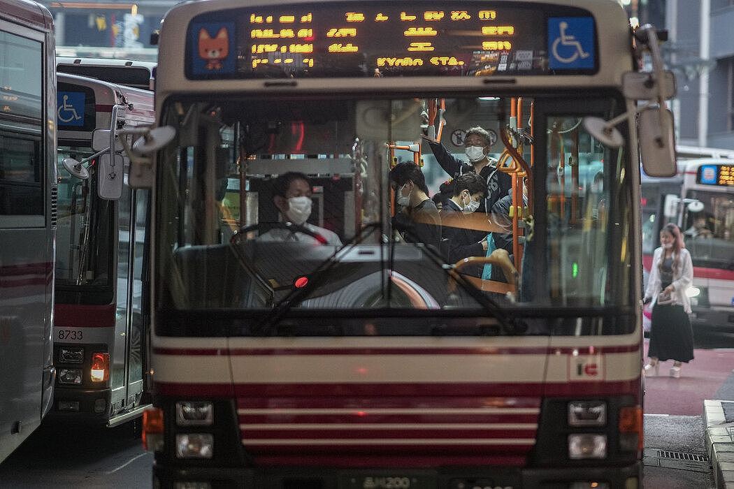 今年5月的一项政府调查发现，约90%的人在乘坐公共交通工具时佩戴口罩。