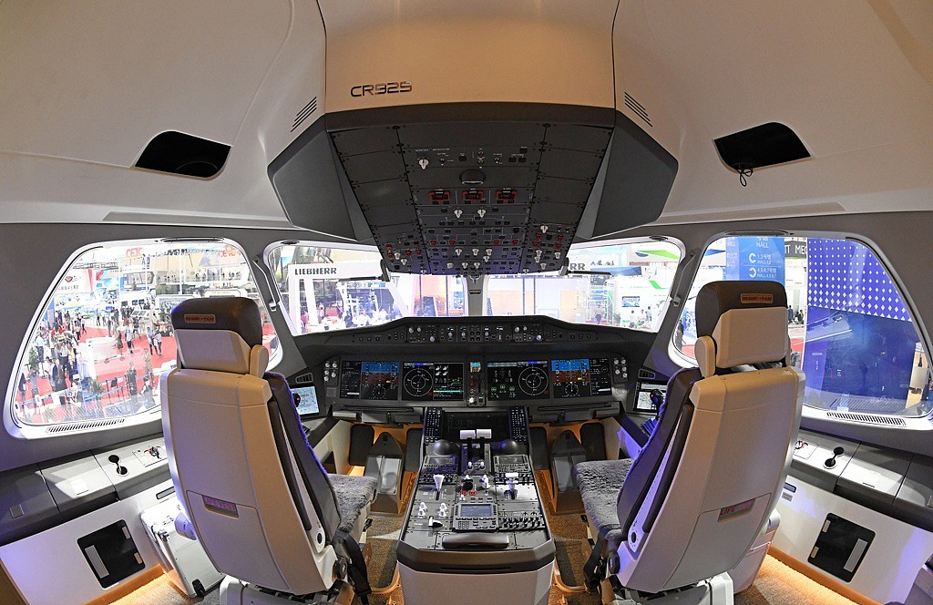 在2018年第12届中国国际航空航天博览会上展出的CR929远程宽体客机1:1样机驾驶舱内部。 （图／新华社）