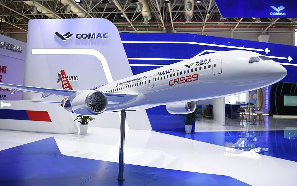 筹划多年的CR929大型民航客机很可能因为俄方退出而中止，中国可能得接手独力开发这款大型民航机。 图为2021年9月第13届中国国际航空航天博览会上，由中国商飞展出的CR929模型。 （图／新华社）