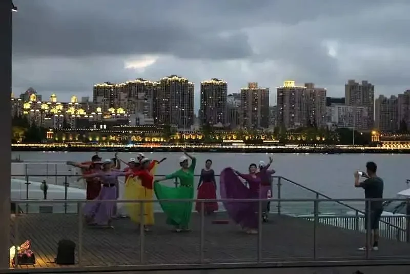 黄浦江畔，阿姨们翩翩起舞。摄影：熊仔。