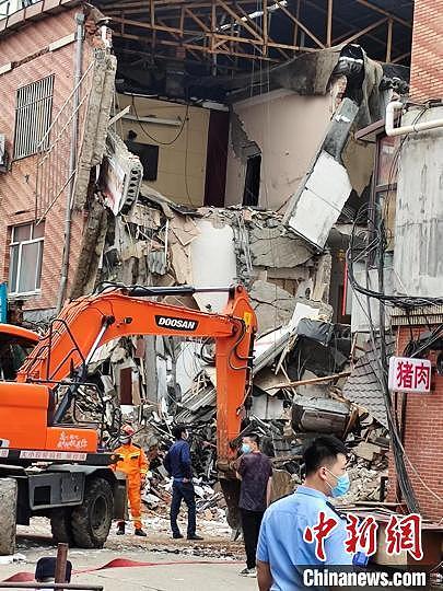 现场画面曝光！黑龙江一栋三层楼房部分坍塌疑似爆炸：楼体面目全非，遍地碎砖石块（视频/组图） - 3