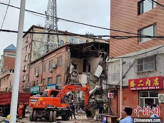 现场画面曝光！黑龙江一栋三层楼房部分坍塌疑似爆炸：楼体面目全非，遍地碎砖石块（视频/组图） - 2